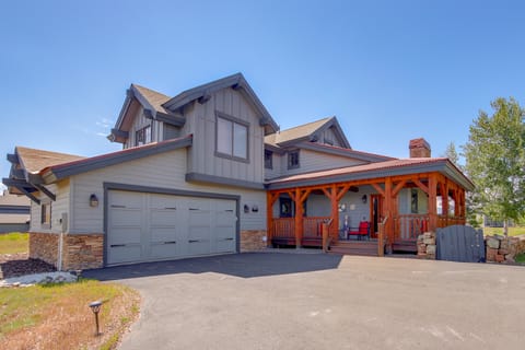 Grand Elk Golf Club On-Site: Mtn-View Home w/ Deck House in Granby