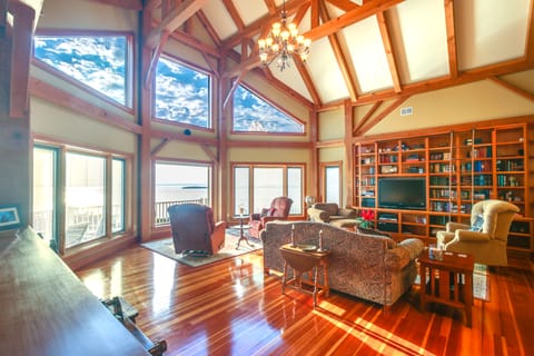 Lake View Champlain Home w/ Hot Tub & Sauna! House in Georgia