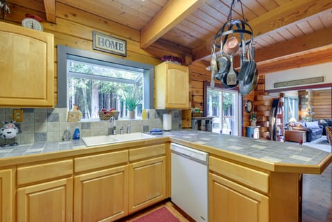 Peaceful Retreat on 10 Acres < 7 Miles to La Push House in Washington