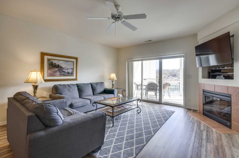 Lakefront Osage Beach Condo: Dock Your Boat Here! Apartment in Osage Beach