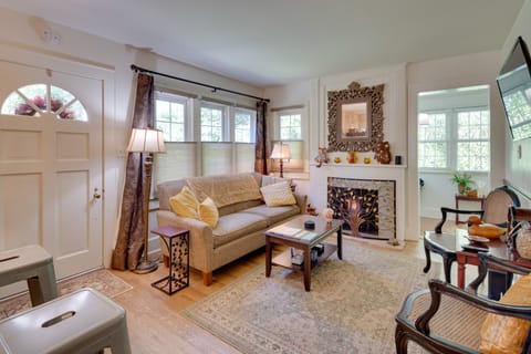 7 Mi to The Biltmore: 'Le Canard' Cottage w/ Porch House in Asheville