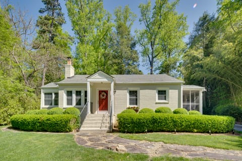 7 Mi to The Biltmore: 'Le Canard' Cottage w/ Porch House in Asheville
