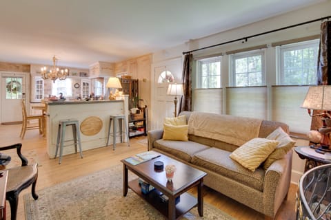 7 Mi to The Biltmore: 'Le Canard' Cottage w/ Porch House in Asheville