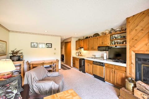 Condo on First Green w/ Deck at Schuss Mountain! Apartment in Michigan