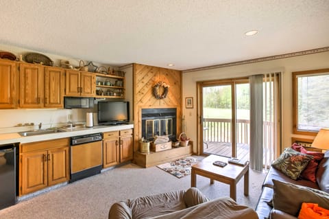 Condo on First Green w/ Deck at Schuss Mountain! Apartment in Michigan