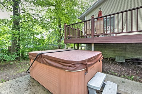 Hot Tub, Deck & Backyard: Cozy Union Pier House! House in Union Pier
