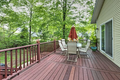 Hot Tub, Deck & Backyard: Cozy Union Pier House! House in Union Pier