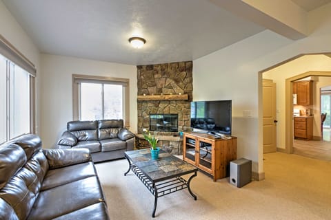 Hot Tub, Deck & Backyard: Cozy Union Pier House! House in Union Pier