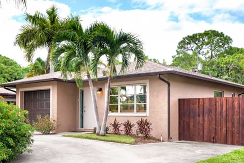 1 Mi to Beach Access: Naples Home w/ Lanai House in Naples Park