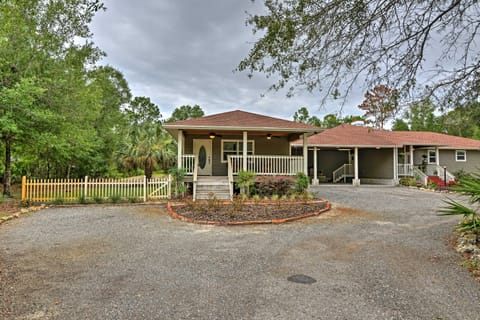 Crystal River Cottage on 1 Acre w/ Deck & Porch! Cottage in Florida
