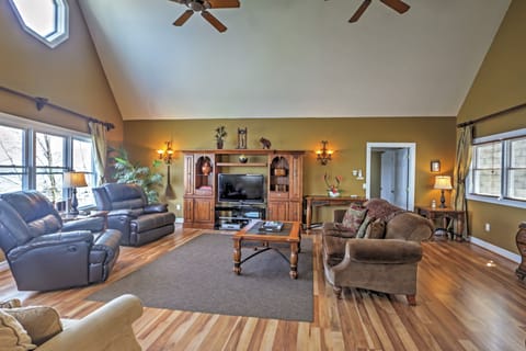 Waterfront Seneca Lake House: Fire Pit + Boat Dock House in Varick