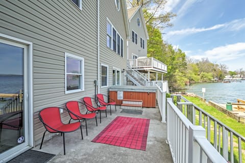 Waterfront Seneca Lake House: Fire Pit + Boat Dock House in Varick