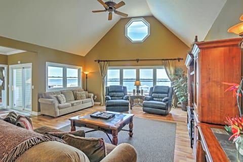 Waterfront Seneca Lake House: Fire Pit + Boat Dock House in Varick