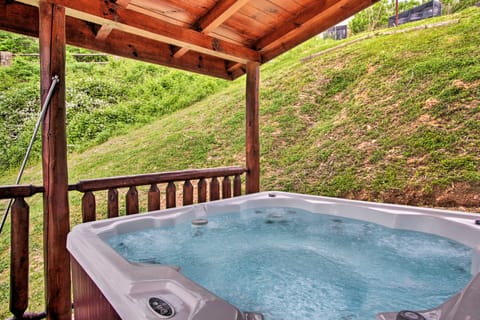 Expansive Gatlinburg Cabin: Hot Tub, Deck & Grill! House in Gatlinburg