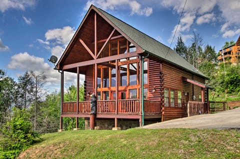 Expansive Gatlinburg Cabin: Hot Tub, Deck & Grill! House in Gatlinburg