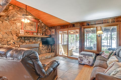 Screened Porch! Lakefront Gem in Boyd's Branch Bay House in Lake Barkley