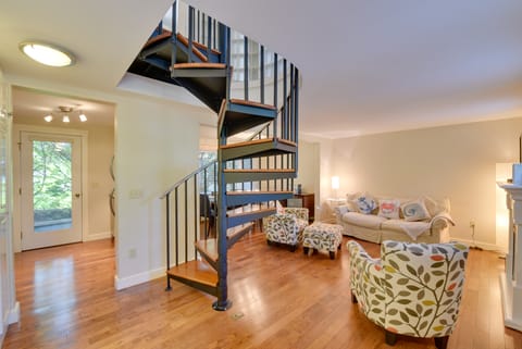 Stroll to Commercial St! Coastal Retreat w/ Patio Apartment in Provincetown