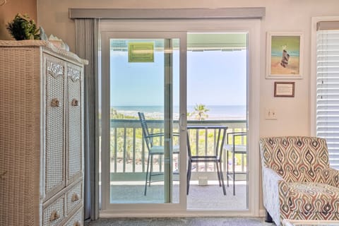 Beachfront Isle of Palms Condo w/ Balcony & Pool! Apartment in Isle of Palms