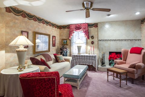 Large & Private Guest House Apt w/ Patio + Views! Apartment in Kentucky