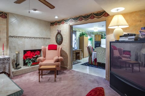 Large & Private Guest House Apt w/ Patio + Views! Apartment in Kentucky