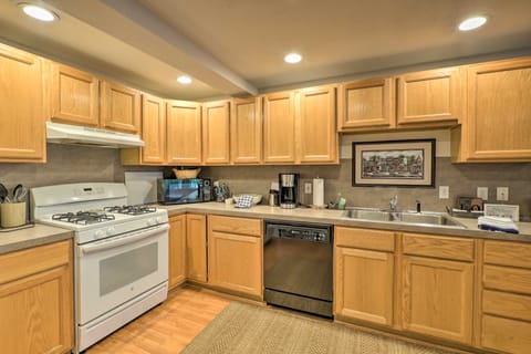 Cute Grand Haven Apartment: Walk Downtown Streets! Apartment in Grand Haven