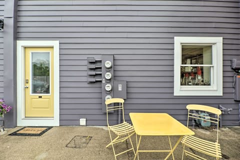 Cute Grand Haven Apartment: Walk Downtown Streets! Apartment in Grand Haven