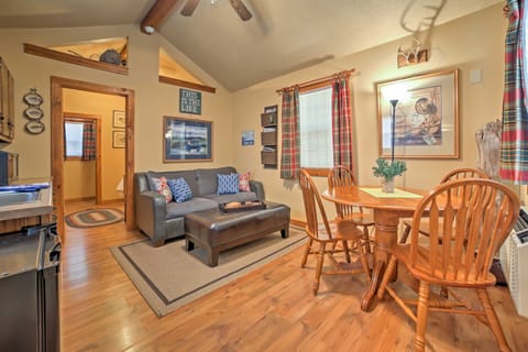 Near Shopping & Museums: Quiet Branson Cabin House in Branson