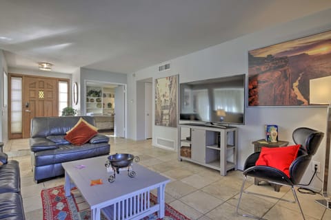 Sun Deck, Hot Tub! Lakefront Tempe House House in Tempe