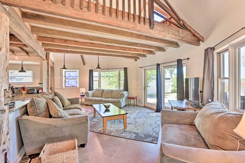 < 1 Mi to Dtwn! Lakefront 'Manitou Cottage' Cottage in Suttons Bay