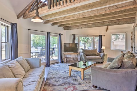 < 1 Mi to Dtwn! Lakefront 'Manitou Cottage' Cottage in Suttons Bay