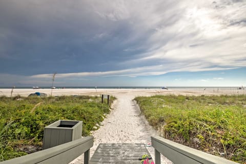 Beachfront Sarasota Resort Condo: Siesta Key View! Apartment in Siesta Beach