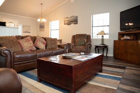 Lakefront Cottage w/ Private Hot Tub! Cottage in South Carolina