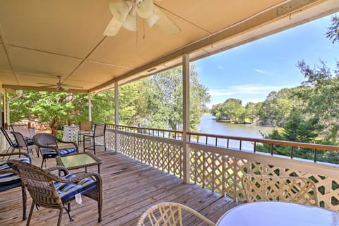 Lakefront Cottage w/ Private Hot Tub! Cottage in South Carolina