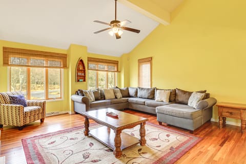 Pocono Retreat: Access to Community Lake & Beach! House in Tunkhannock Township