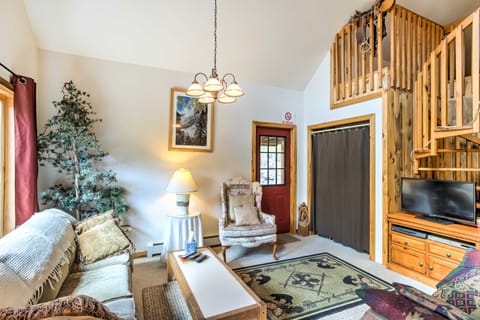 'Marble Hideaway' Cabin w/ Mountain Views + Deck! House in Marble