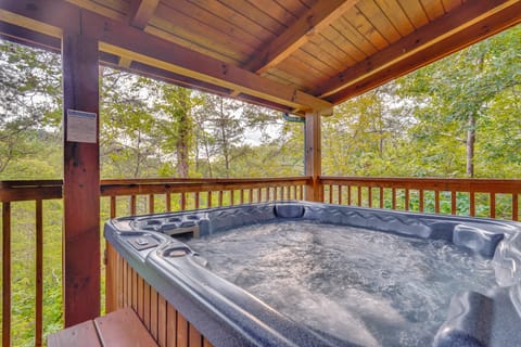 ‘The Dreamer's Nest’ Sevierville Cabin w/ Hot Tub! House in Sevierville