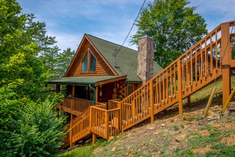 ‘The Dreamer's Nest’ Sevierville Cabin w/ Hot Tub! House in Sevierville