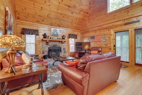 ‘The Dreamer's Nest’ Sevierville Cabin w/ Hot Tub! House in Sevierville