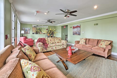 Walk to Branson Landing! Dtwn Home w/ Pool Access House in Hollister