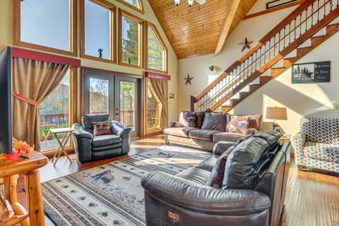 Hot Tub, Game Tables & Mtn Views: Ellijay Cabin House in Georgia