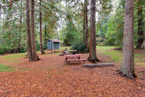 Herron Island Cabin w/ Deck: Walk to Beach! House in Herron Island