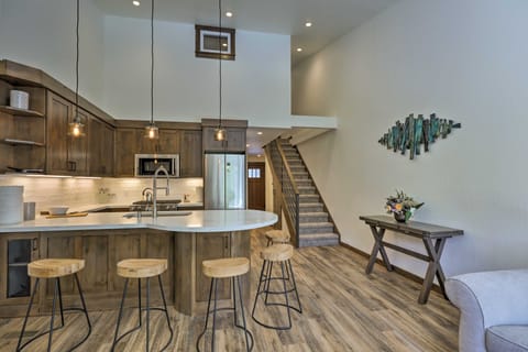 Walk to Ski Shuttle: Truckee Condo w/ Hot Tub Apartment in Northstar Drive