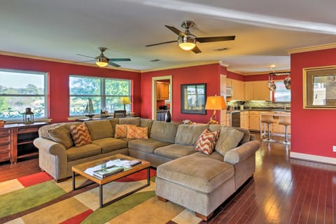 Pottsboro Home on 2 Acres w/ Hot Tub, Near Marina! House in Lake Texoma