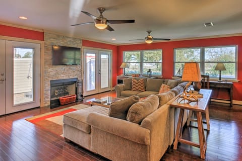 Pottsboro Home on 2 Acres w/ Hot Tub, Near Marina! House in Lake Texoma