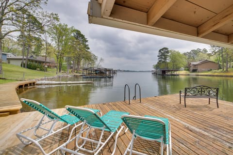 Cozy Lake Cabin w/ Dock in Hot Springs Nat'l Park House in Lake Hamilton