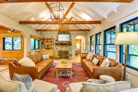 Tranquil Highlands Cottage w/ Fire Pit & Stream! House in Highlands