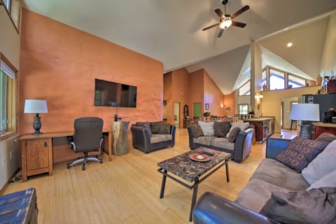 Peaceful Custom Carbondale Home w/ Deck, Near SIU! House in Makanda Township