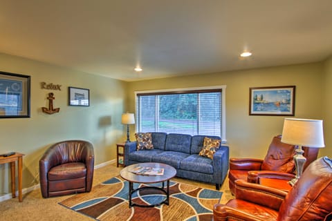 Peacock Hill Retreat on 1 Acre, 1 Mi to Harbor House in Gig Harbor