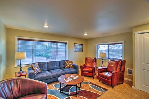 Peacock Hill Retreat on 1 Acre, 1 Mi to Harbor House in Gig Harbor