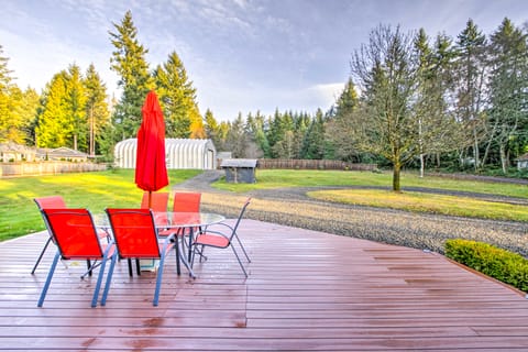 Peacock Hill Retreat on 1 Acre, 1 Mi to Harbor House in Gig Harbor